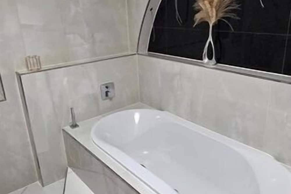 Ganze Wohnung, Luxury Design Apartment with fireplace Balcony & Spa Bathroom in Fürth, Franken