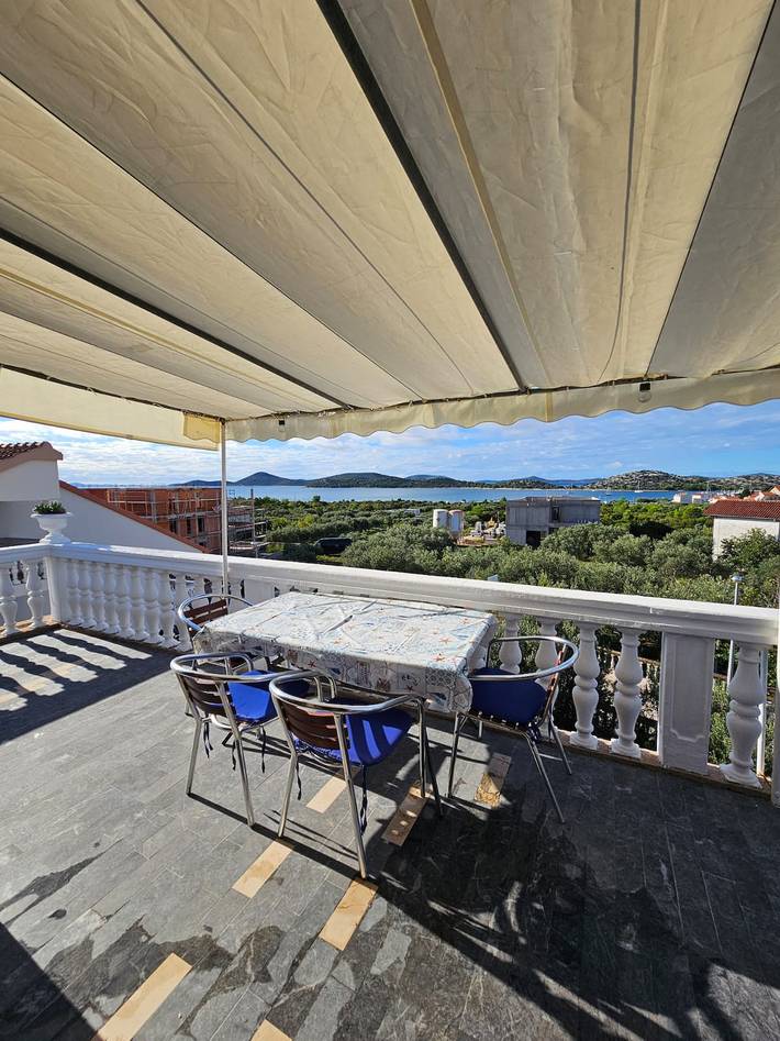 Ferienwohnung für 5 Personen, mit Balkon und Garten in Tribunj