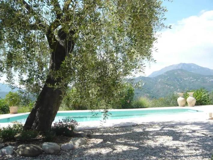 Location de vacances pour 8 personnes, avec Terrasse ainsi que Jardin et Piscine à La Roquette-sur-Var