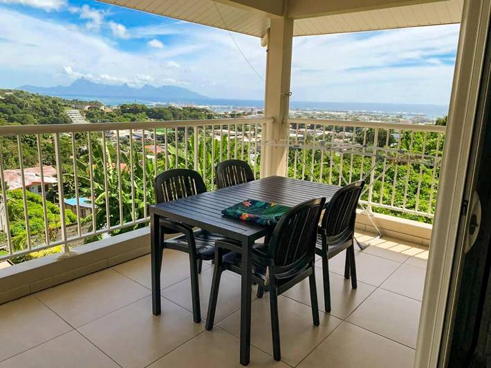 Gîte pour 4 personnes, avec vue ainsi que terrasse et piscine dans Pirae - 2