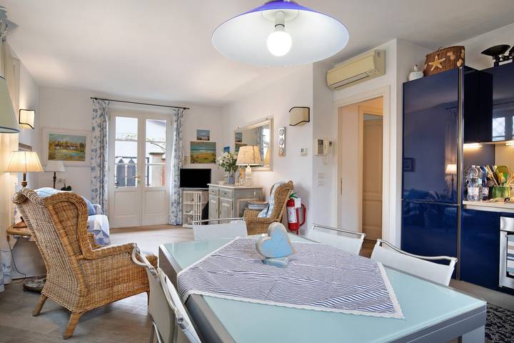 Ferienhaus 'Red In Forte Dei Marmi' mit Balkon, Wi-Fi und Klimaanlage in Forte dei Marmi, Italienische Riviera