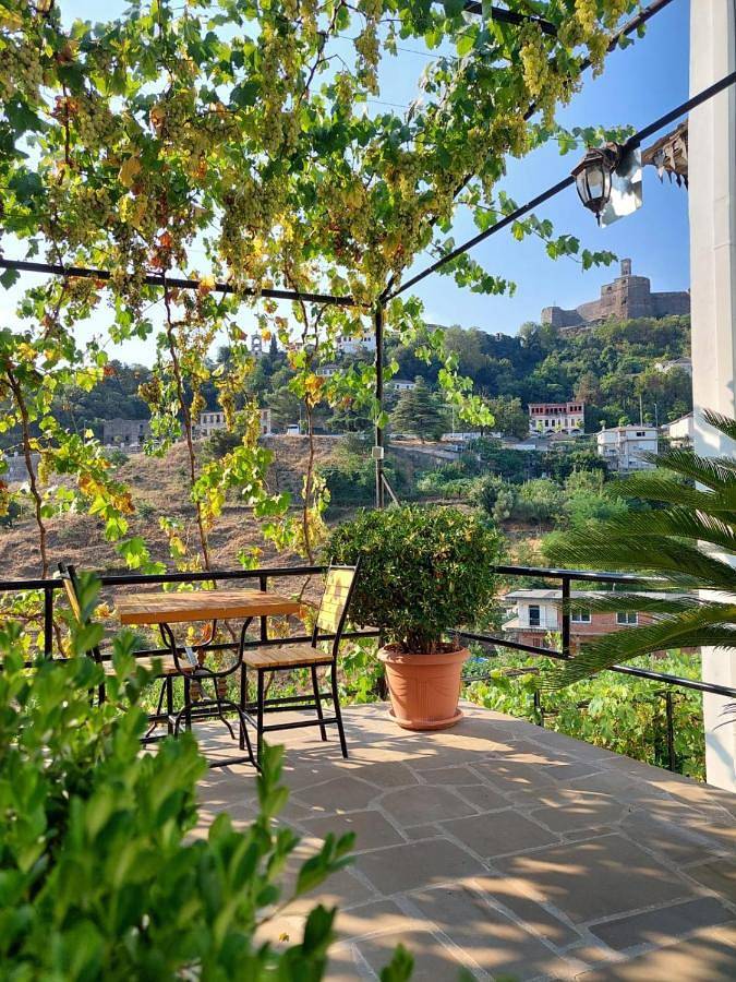 Chambre d’hôte pour 2 personnes, avec Terrasse ainsi que Jardin et Vue dans Gjirokastër