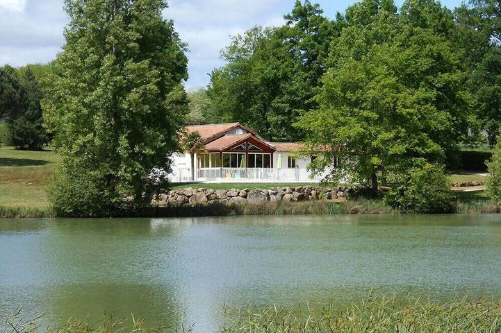 Gîte pour 6 personnes, avec terrasse et jacuzzi à Lussas-et-Nontronneau