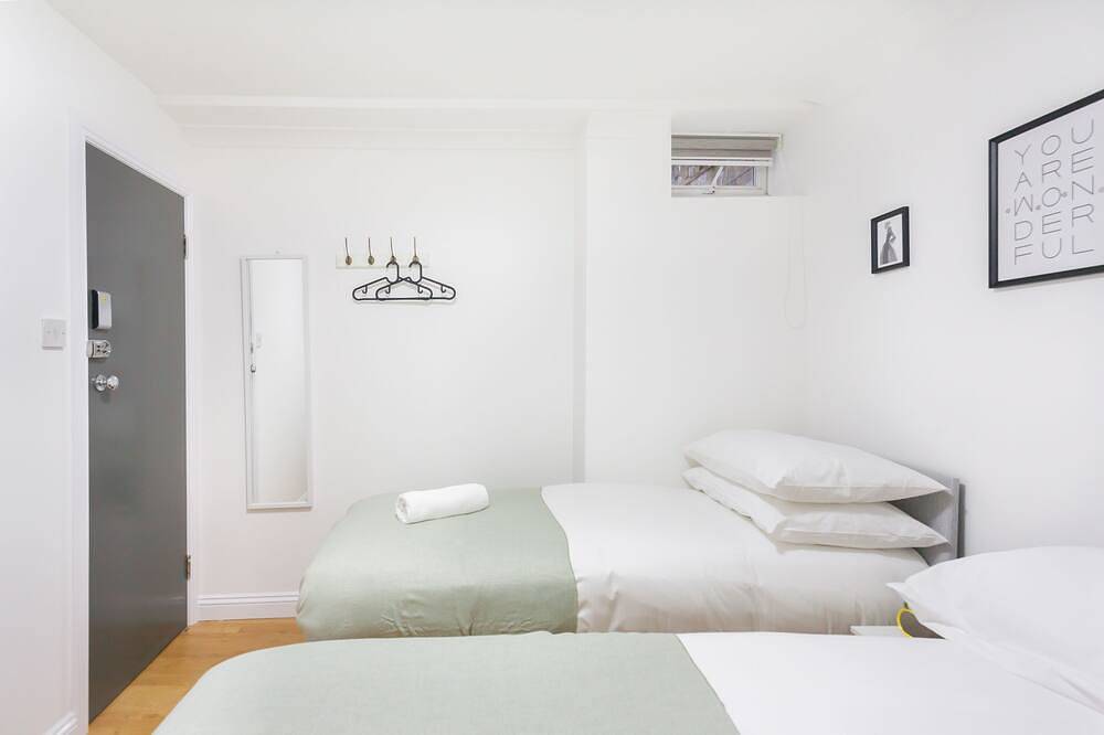 Comfortable Twin Room - Shared Bathroom - M in Camden, London