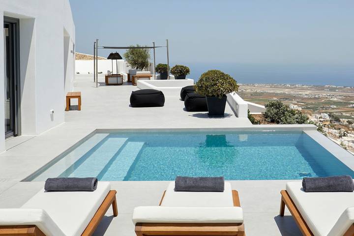 Villa for 4 people, with terrace and hot tub as well as yard in Santorini