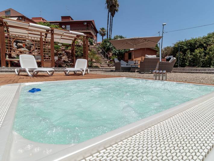 Maison de vacances pour 4 personnes, avec Terrasse et Jardin ainsi que Piscine et Sauna à Aci Catena