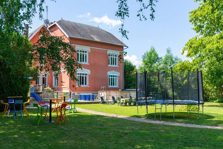 Gîte pour 15 personnes, avec piscine et terrasse