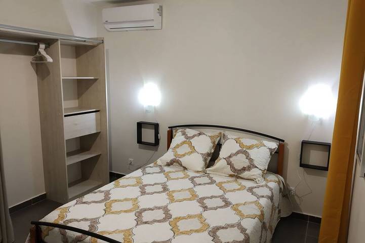 Location de vacances pour 6 personnes, avec jardin ainsi que terrasse et jacuzzi à Sainte-Suzanne - 4