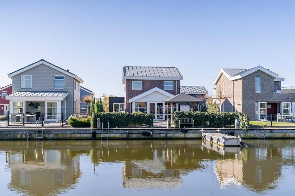 Robust und industriell, mit viel Platz um dem Haus, zum verstauen von Angel- oder Fahrradausrüstunge in Oude-Tonge, Goeree-Overflakkee