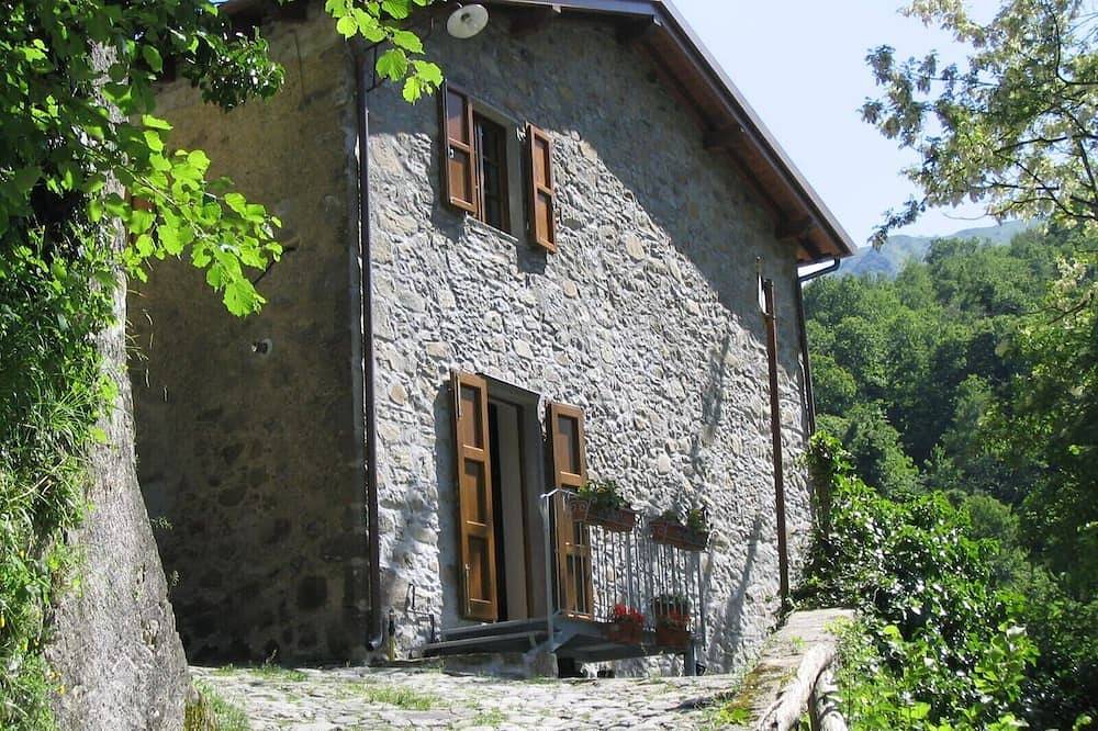 Haus mit drei Etagen von jeweils ca. 1076 Quadratmetern in Pescaglia, Italienische Riviera
