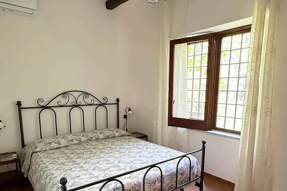 Villa Eddy sleeps 12 with magnificent pool 3 km from Castellabate in Perdifumo, Cilento Coast