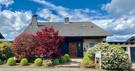 Gîte pour 3 personnes, avec vue et jardin à Wiehl