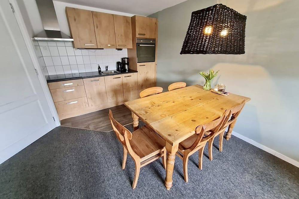 Geheel appartement, Sfeervol appartement met slaapkamer in geheel verbouwde boerderij in Sneek, Friesland