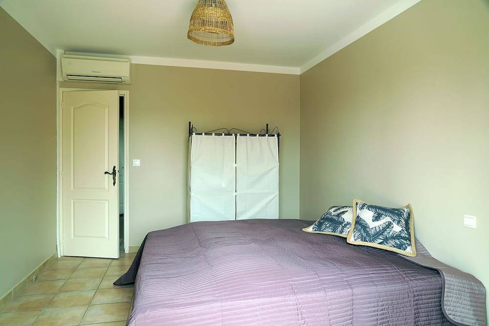 Vacations by the pool with a view over the Etang de La Palme and the sea in La Palme, Region de Narbonne