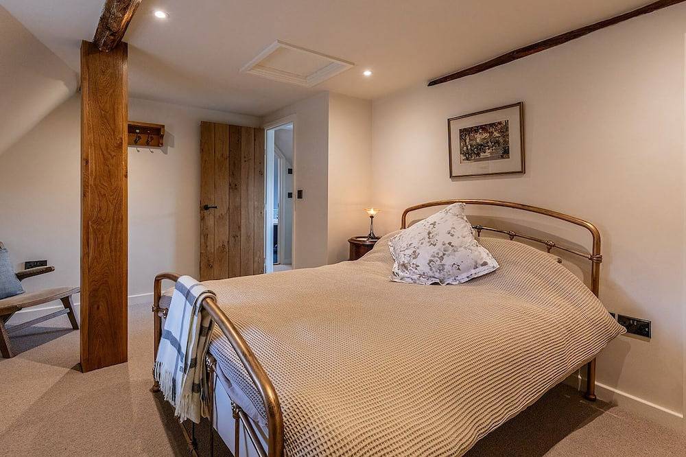 Charming Thatched Cottage in the Heart of Ramsbury in Wiltshire