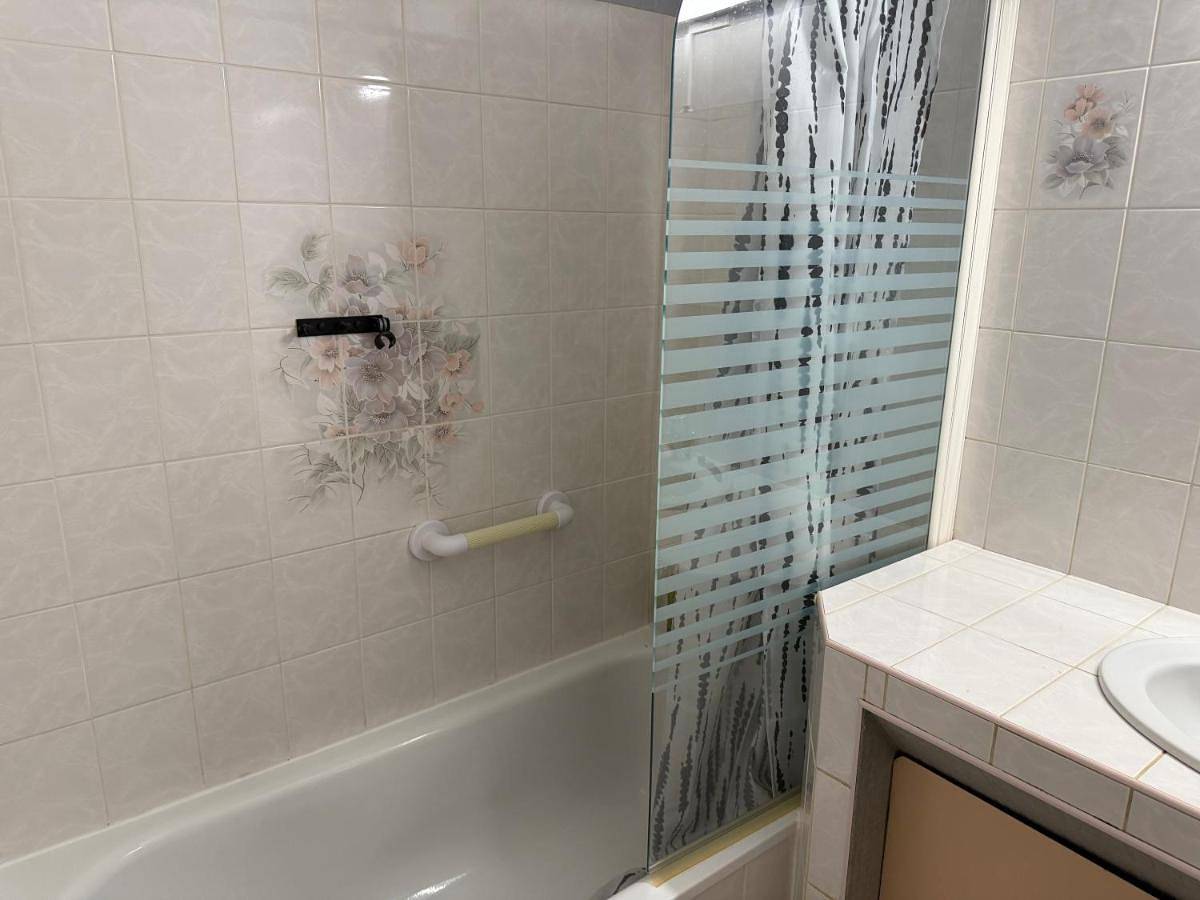Appartement entier, Four-Bedroom Apartment in Saint-Herblain, Région de Nantes