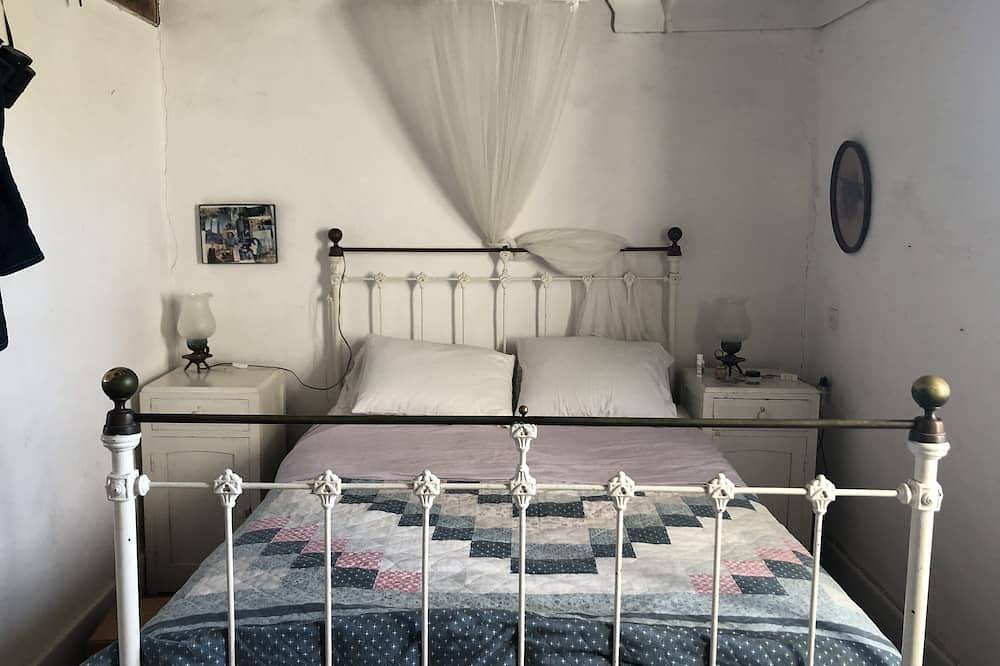 1875 residence with panoramic views and garden in Cyclades