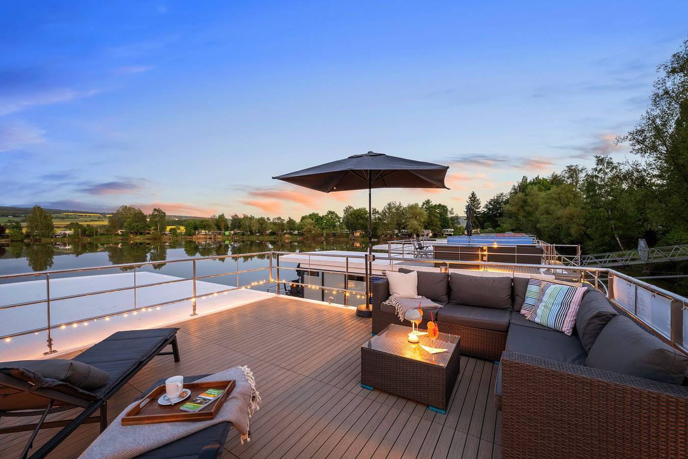 Floatinghouse Scarlett: Seeblick, Terrasse & Natur pur in Höxter, Kreis Höxter
