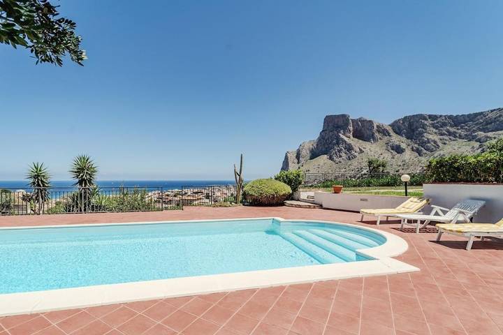 Casa vacanza per 3 persone, con Balcone e Terrazza nonché Giardino e Piscina a Sferracavallo