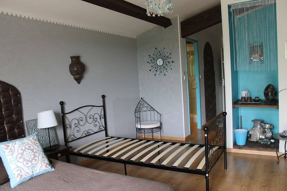 Bed and breakfast for 3 people Portes Du Désert with outdoor pool and jacuzzi. in Latrape, Haute-Garonne