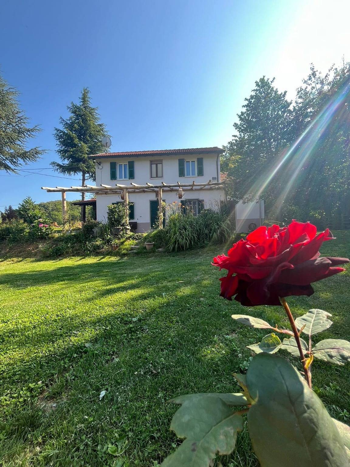 Casa vacanze 'La Rosa sul Lago' adatta agli animali domestici, con giardino privato, spa e Wi-Fi in Osiglia, Alpi Liguri