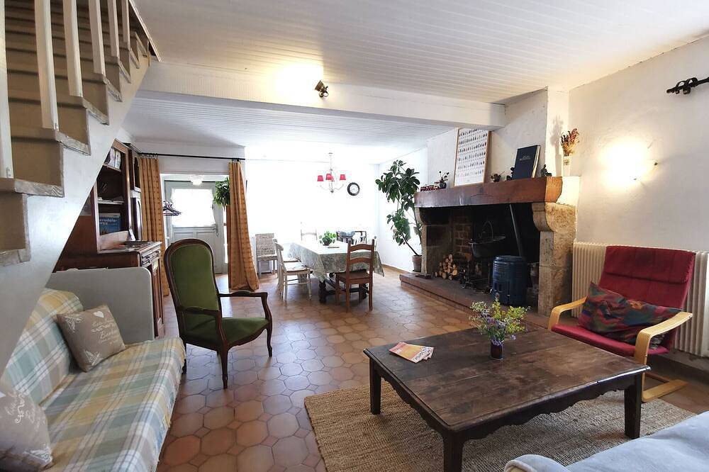 Peaceful guesthouse with breakfast near the forest in Sembadel, Regionaal natuurpark van Livradois-Forez