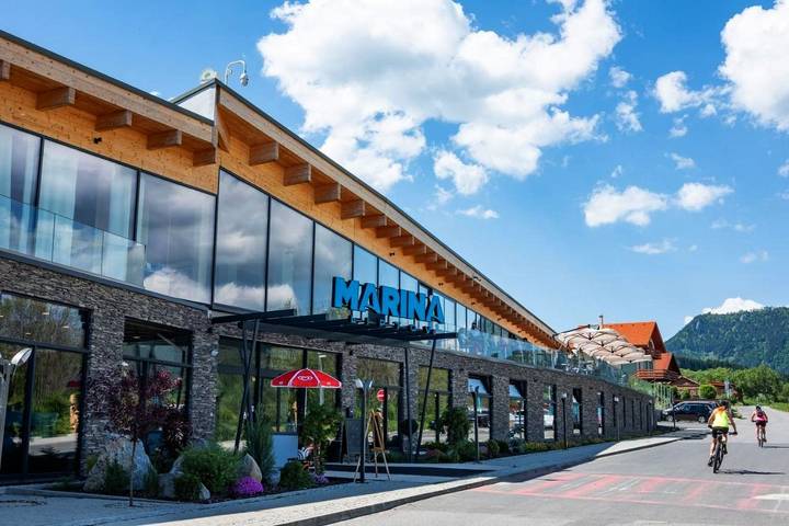 Vakantiepark voor 4 personen, with Terras and Tuin as well as Zwembad and Sauna in Slowakije
