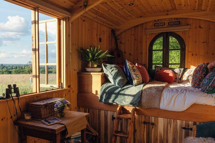 Romantic Luxury Shepherd’s Hut (Wagon) near London & Windsor in Berkshire