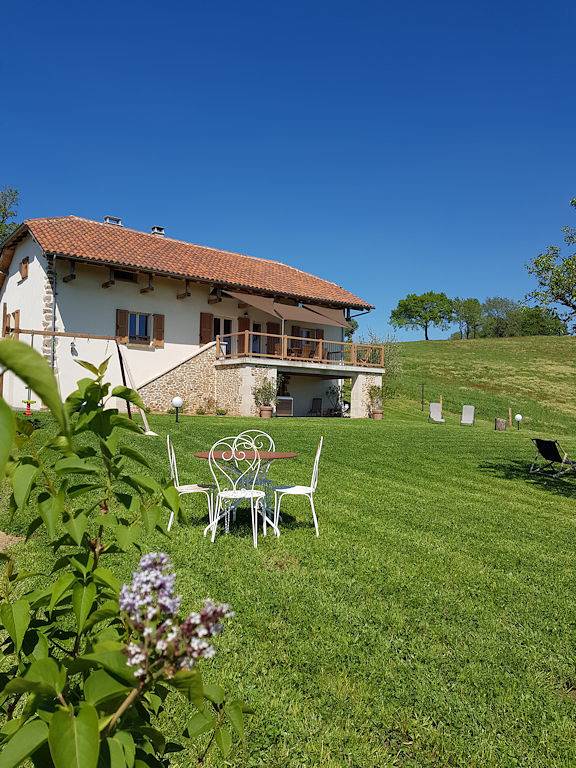 Gîte pour 10 personnes, avec terrasse et jardin ainsi que sauna et jacuzzi à Leynhac - 2