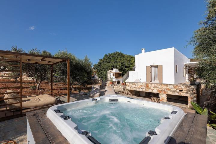 Villa for 6 people, with garden and terrace as well as hot tub in Paros