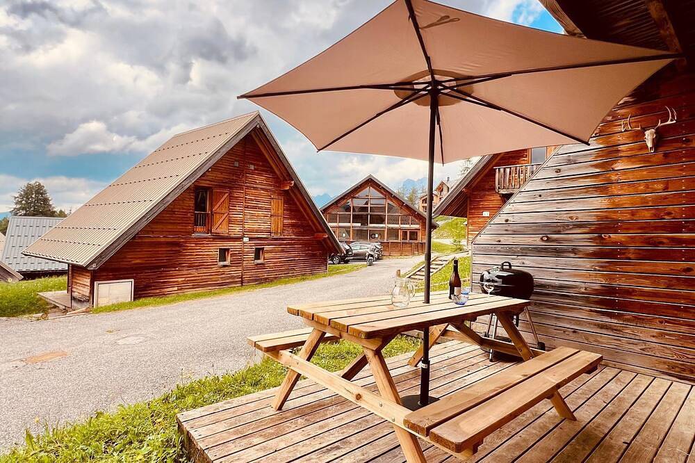 Cosy 6/9-person chalet close to the slopes, with sauna, pool and fireplace. in La Joue du Loup, Le Dévoluy
