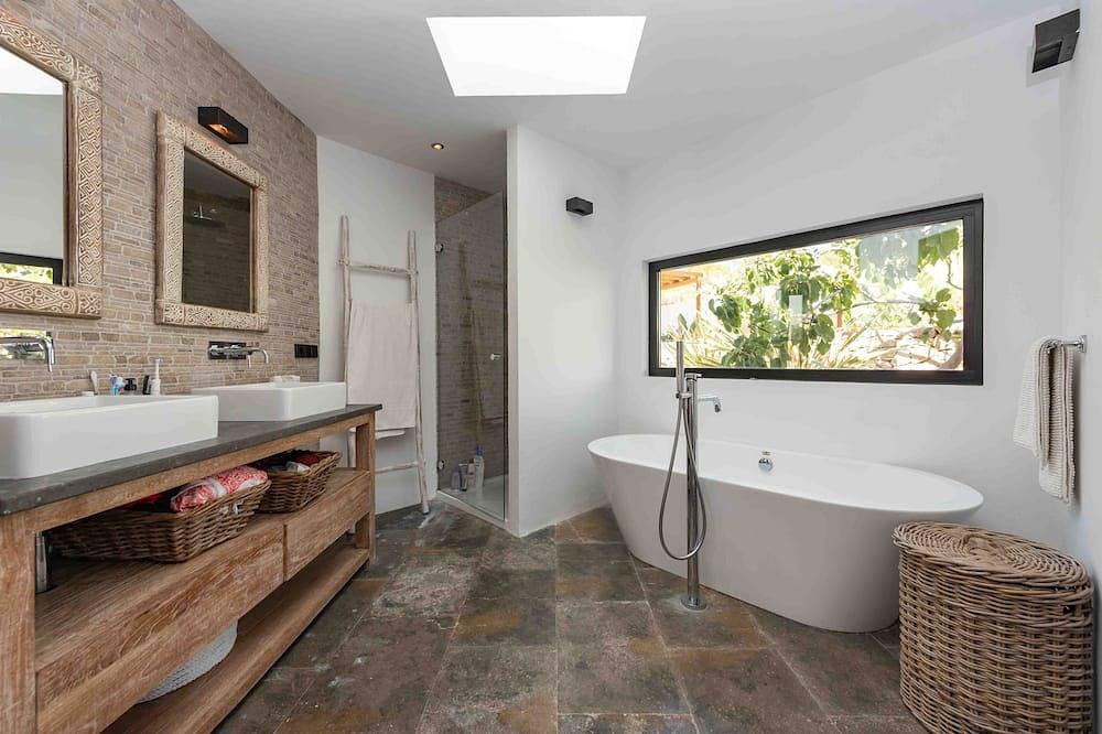  Ibiza villa with fantastic pool and stunning views. in Cala Saladeta, Sant Antoni de Portmany