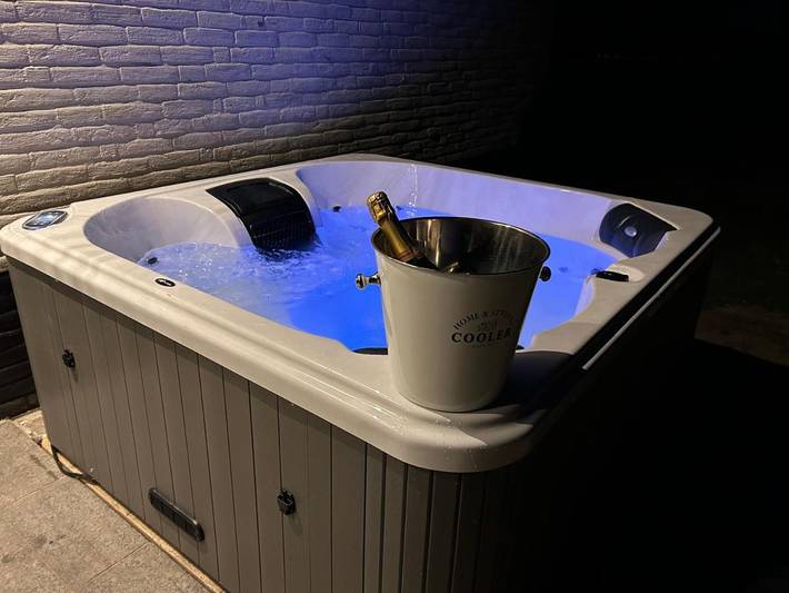 Location de vacances pour 4 personnes, avec jacuzzi ainsi que jardin et piscine à Maldegem - 4