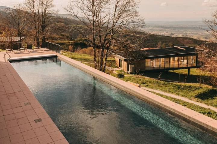 Station pour 2 personnes, avec jacuzzi et jardin ainsi que piscine et sauna à Gouveia