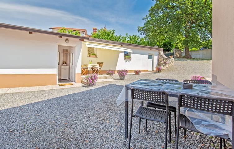 Ferienhaus für 6 Personen, mit Terrasse und Garten in Zizan