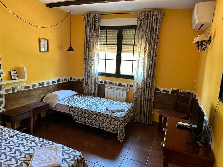 Hotel para 3 personas, con vistas además de terraza y jardín en Tamajón - 4