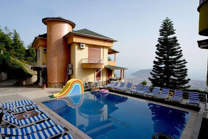 Villa pour 14 personnes, avec piscine ainsi que jacuzzi et jardin à Alanya