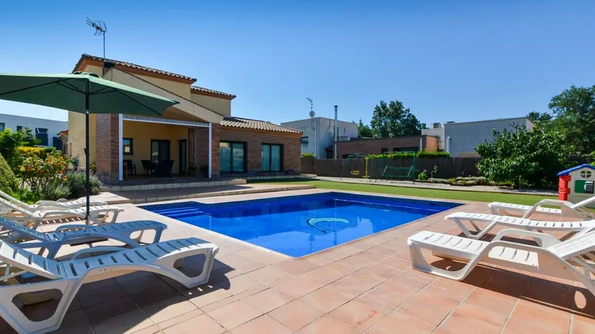 Casa de vacaciones para 10 personas, con terraza y piscina además de vistas y jardín, Se admiten mascotas - 1