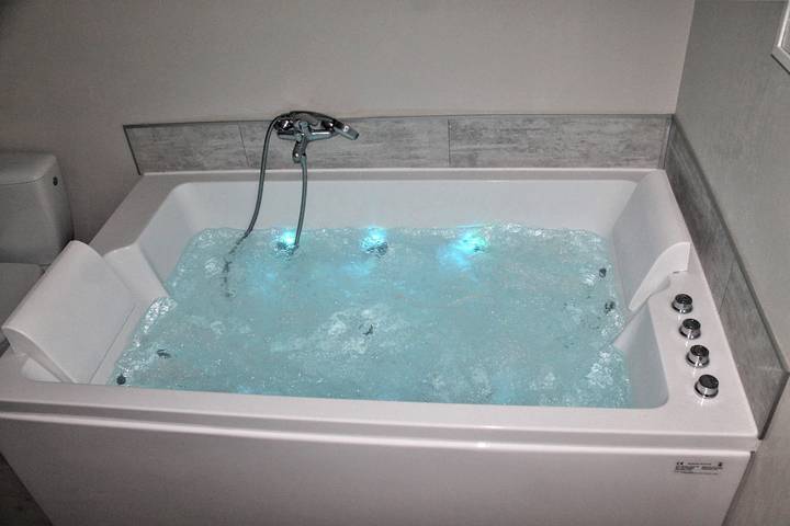Gîte pour 2 personnes, avec jacuzzi et piscine, animaux acceptés - 1