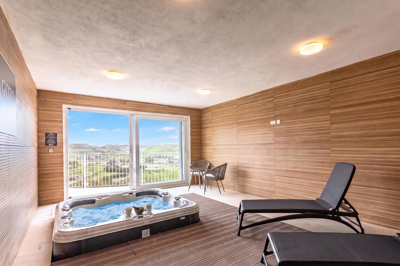 Magnifica Gozitan Villa Pool And Jacuzzi in Xaghra, Gozo