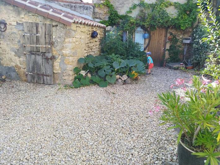 Location de vacances pour 15 personnes, avec vue ainsi que jardin et piscine à Saint-Jean-de-Sauves - 3