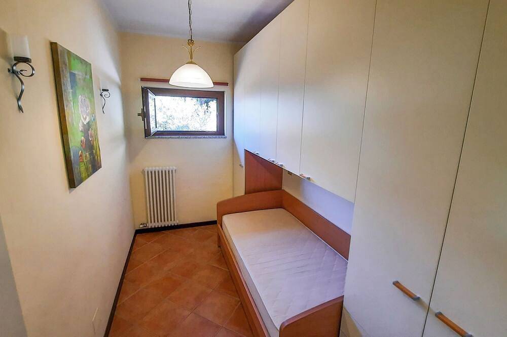 Entire apartment, 3-room apartment with large sunny balcony, pool & dream lake view in Veddo, Maccagno con Pino e Veddasca