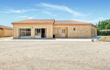 Location de vacances pour 10 personnes, avec terrasse ainsi que piscine et jardin à La Douze