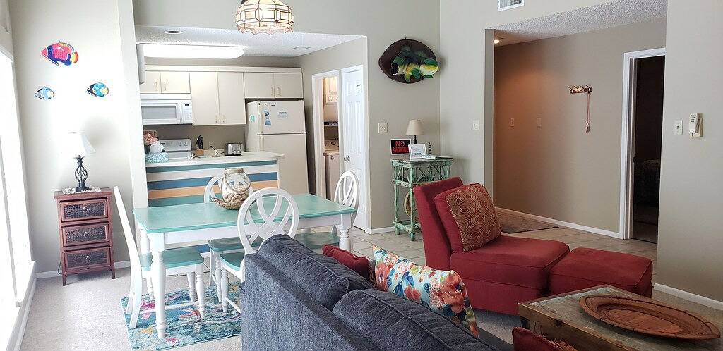 Ganze Wohnung, Geräumiges Wohnzimmer mit herrlicher Aussicht auf Pool und Kanal in North Padre Island, Corpus Christi