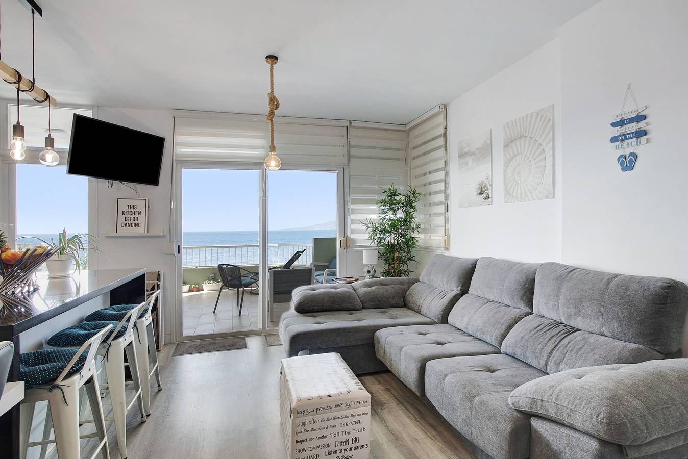 Entire apartment, Holiday Home 'Mi casa de Radazul' with Sea View & Wi-Fi in Radazul Bajo, El Rosario