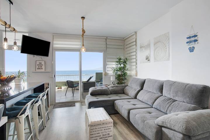 Entire apartment, Holiday Home 'Mi casa de Radazul' with Sea View & Wi-Fi in Radazul Bajo, El Rosario