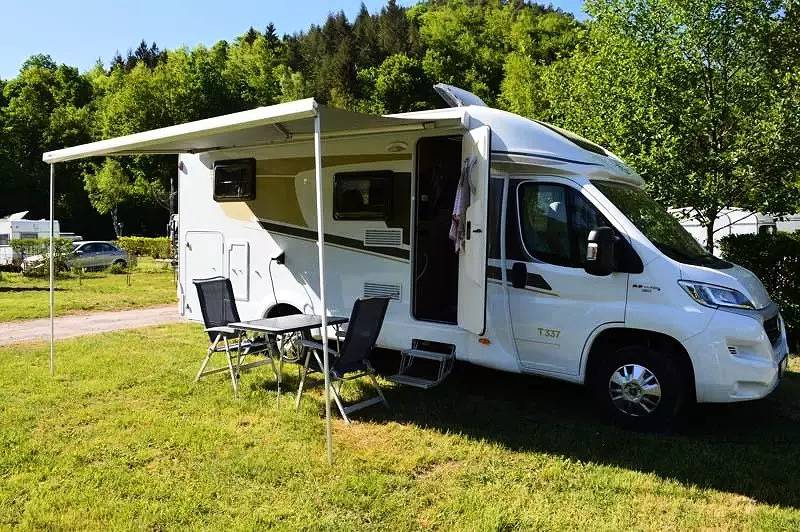 Loggia Nature Mobilhome 2 chambres 4 personnes in Pont-sur-Yonne, Yonne