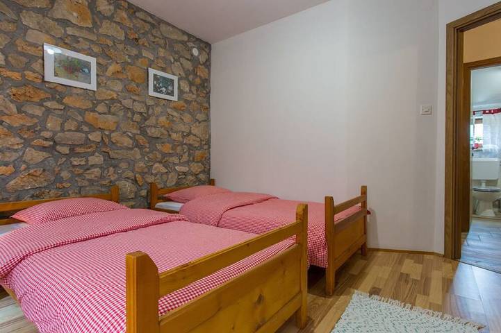 Gemütliches Steinhaus Nonna Stara in Poljé, Krk (isla)