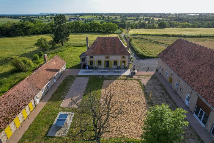 Villa pour 45 personnes, avec terrasse et jardin en Auvergne - 2