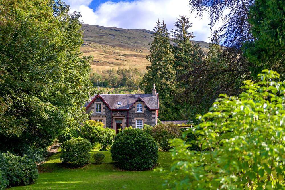Mansefield House -  a cottage that sleeps 10 guests  in 5 bedrooms in Argyll & Bute